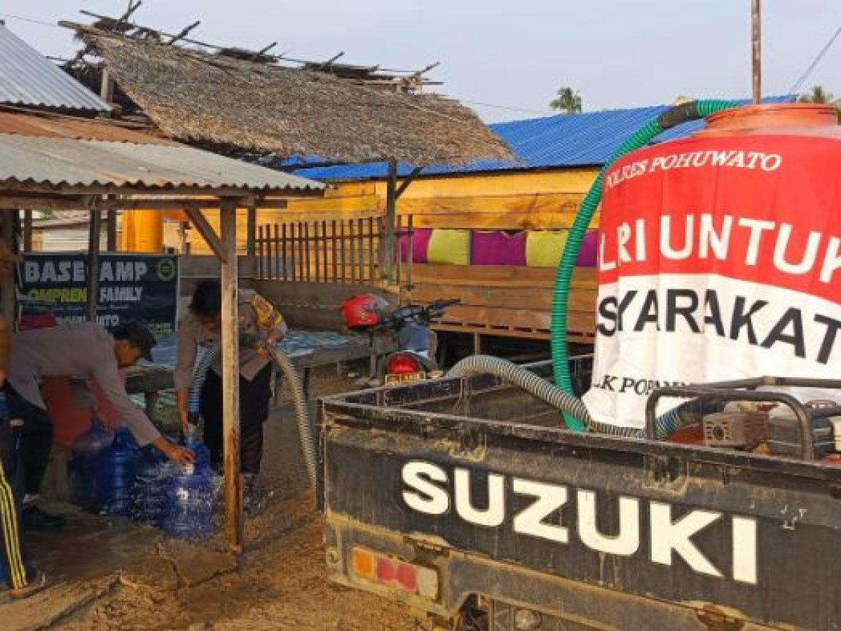 Polsek Popayato Barat Salurkan 1.200 Liter Air Bersih Untuk Warga
