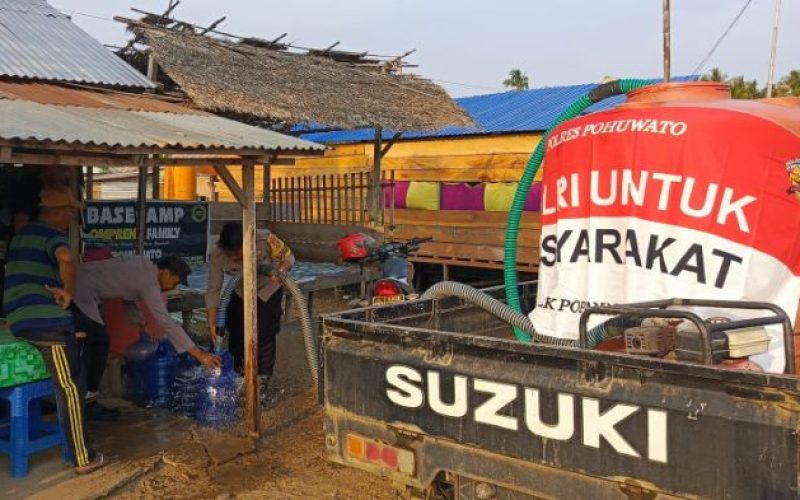 Polsek Popayato Barat Salurkan Air Bersih Untuk Warga. Foto: Istimewa