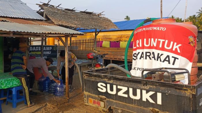 Polsek Popayato Barat Salurkan Air Bersih Untuk Warga. Foto: Istimewa